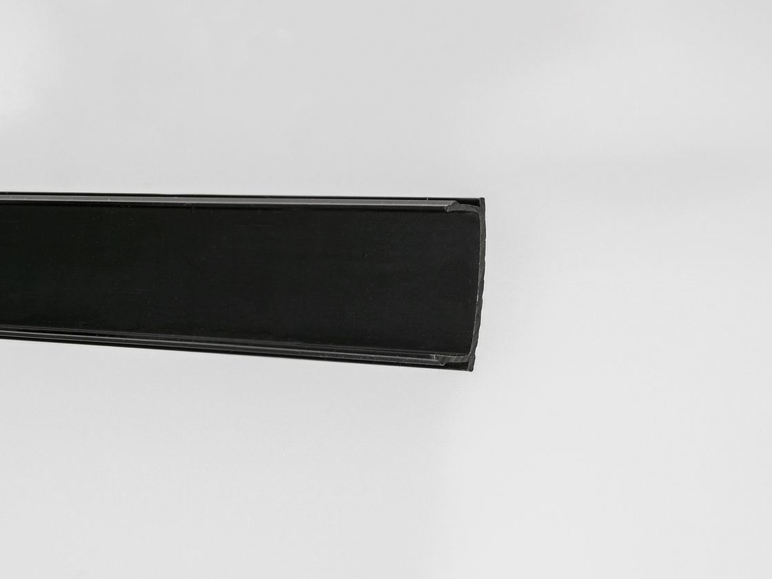 Chuqur shinoprovod uchun old qopqoq, qora plastik