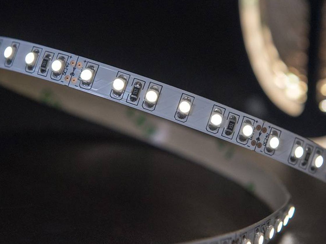 SMD3528 LED lenta: diodlarning yirik plandagi ko‘rinishi