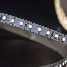 SMD3528 LED lenta: diodlarning yirik plandagi ko‘rinishi