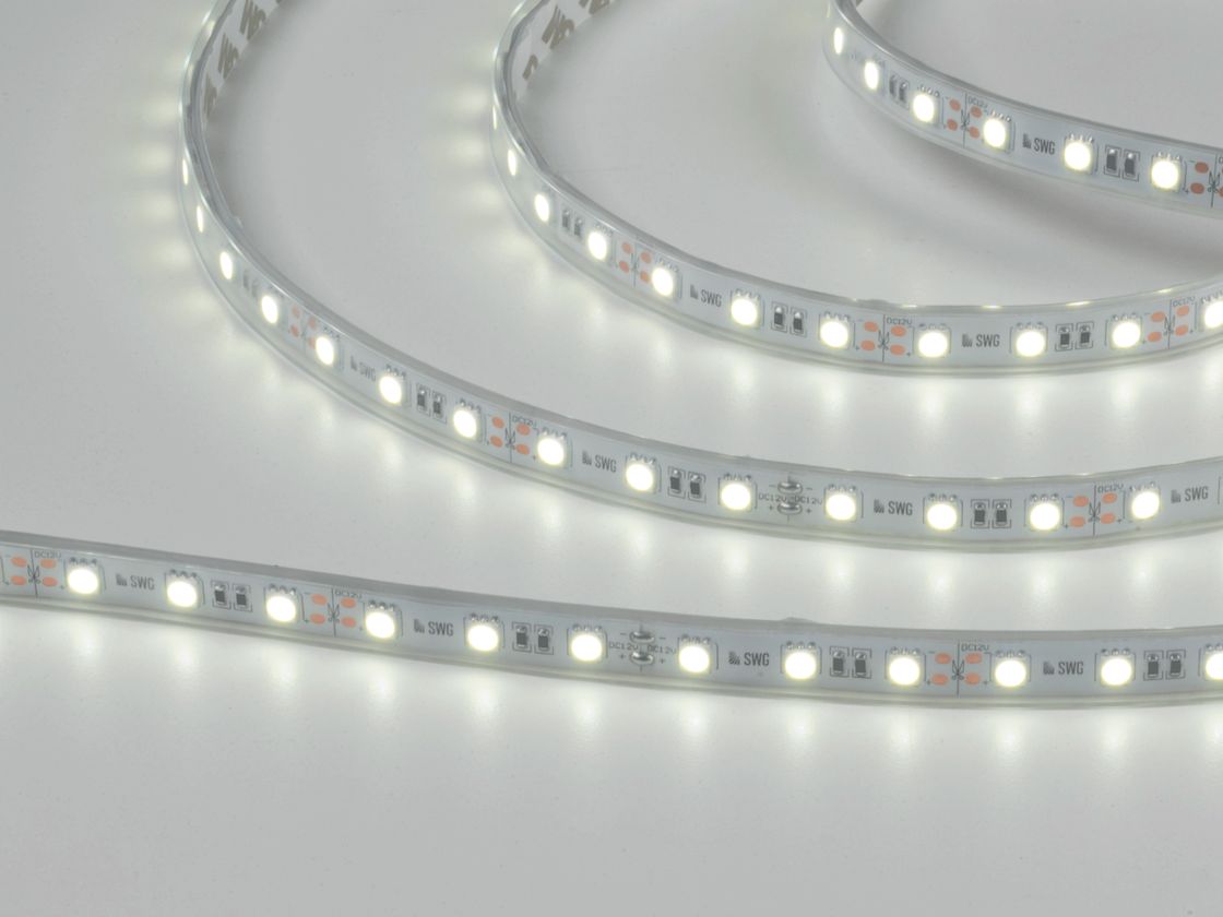 Лента SMD5050 включена, холодный белый свет, крупный план