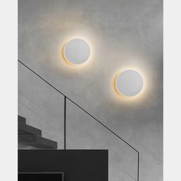 Kulrang devorda o‘rnatilgan ikkita dumaloq devor chirog‘i