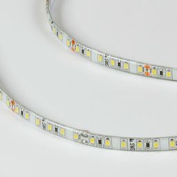 SMD2835 LED lenta segmentlari yaqin planda