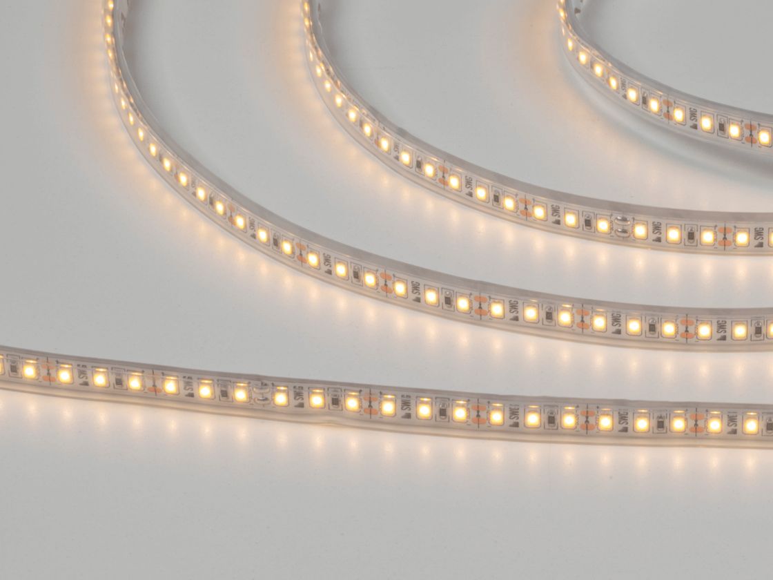 Silikon qoplamali SMD2835 LED lenta, yoqilgan holatda