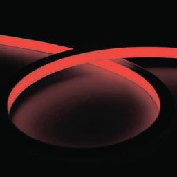 Qizil rangda yaltirayotgan neon lenta, qorong‘i fon ustida egilgan holatda