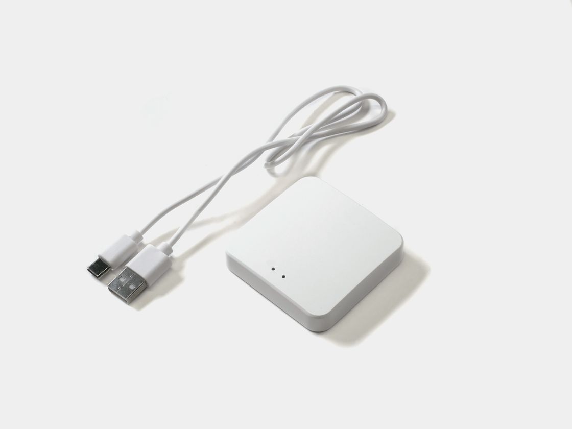 USB kabeli bilan oq Tuya Zigbee shlyuzi