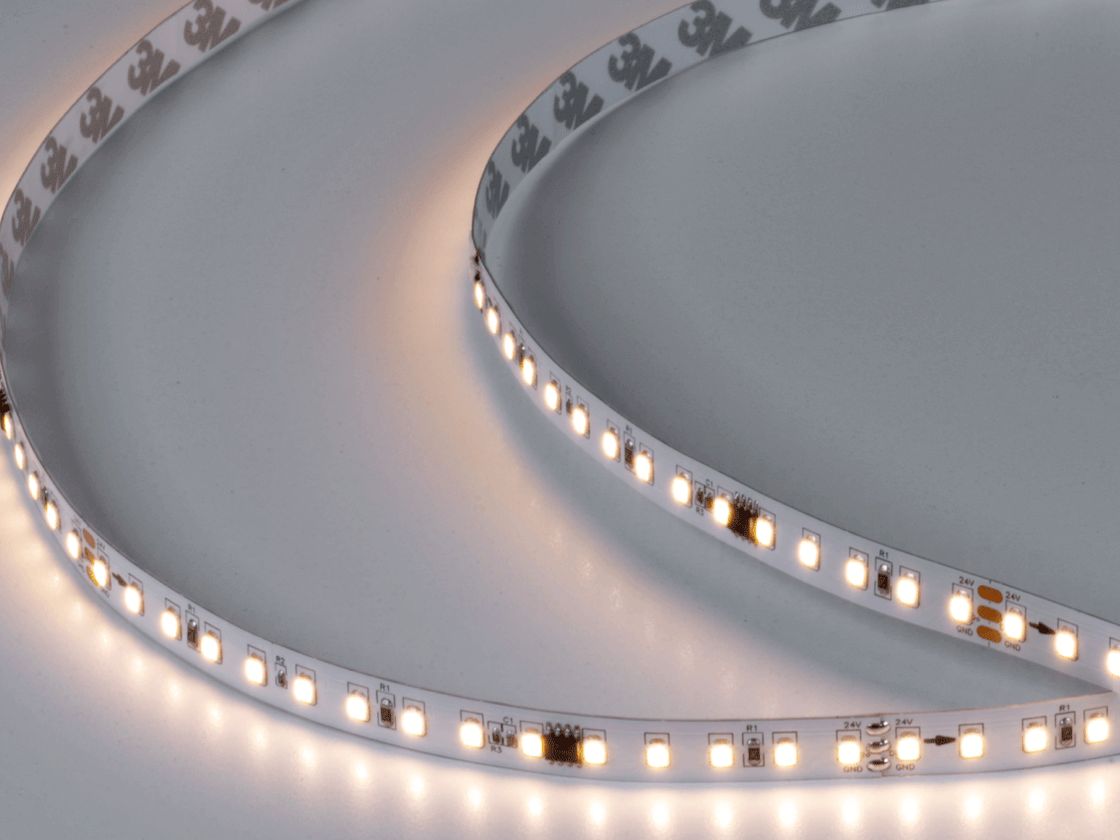 Светодиодная лента SMD2835 тёплый белый, включённая