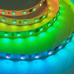 Лента RGB в работе, зелёно-голубое свечение на поверхности