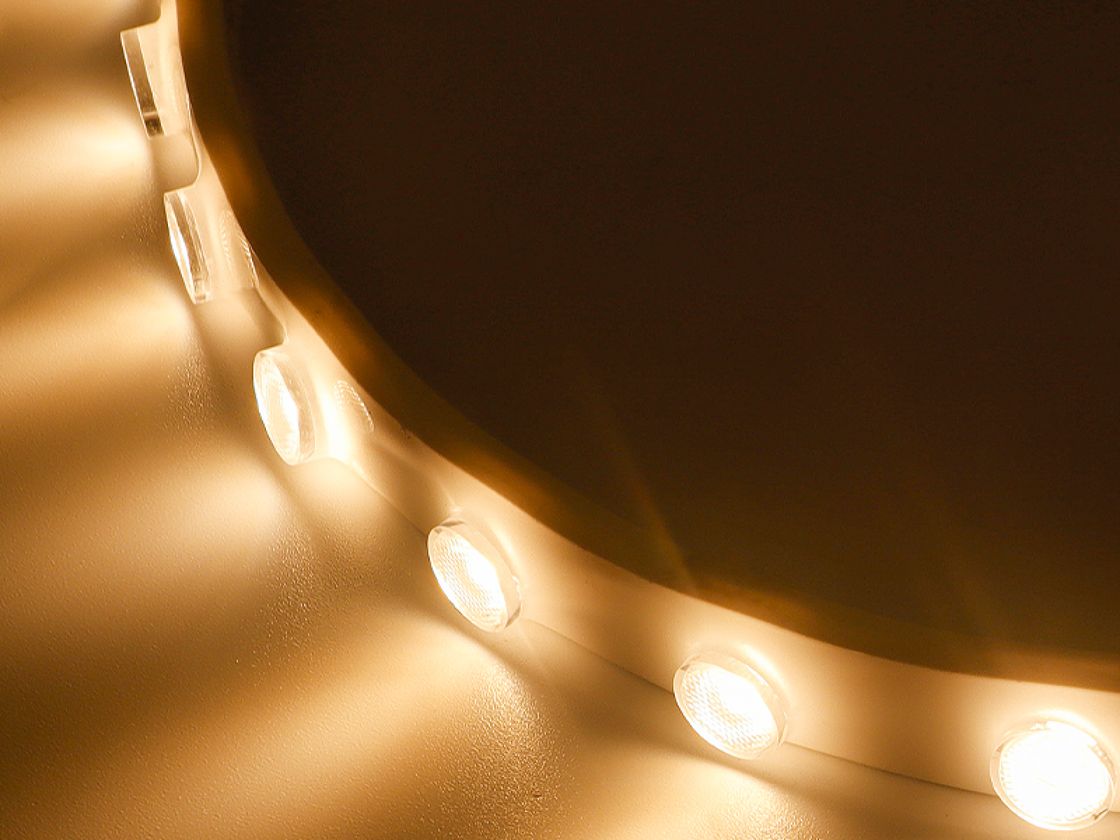 Fokuslovchi mini LED-lenta, iliq nur, yaqin planda