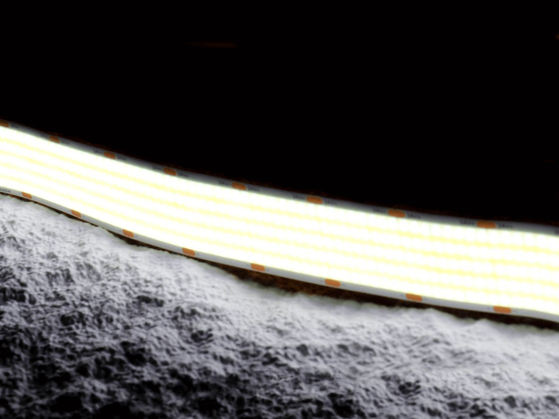 Yoqilgan COB LED lenta, yorug‘lik nurlanishining yaqin plandagi ko‘rinishi