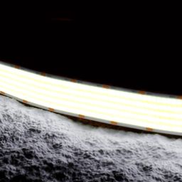Yoqilgan COB LED lenta, yorug‘lik nurlanishining yaqin plandagi ko‘rinishi