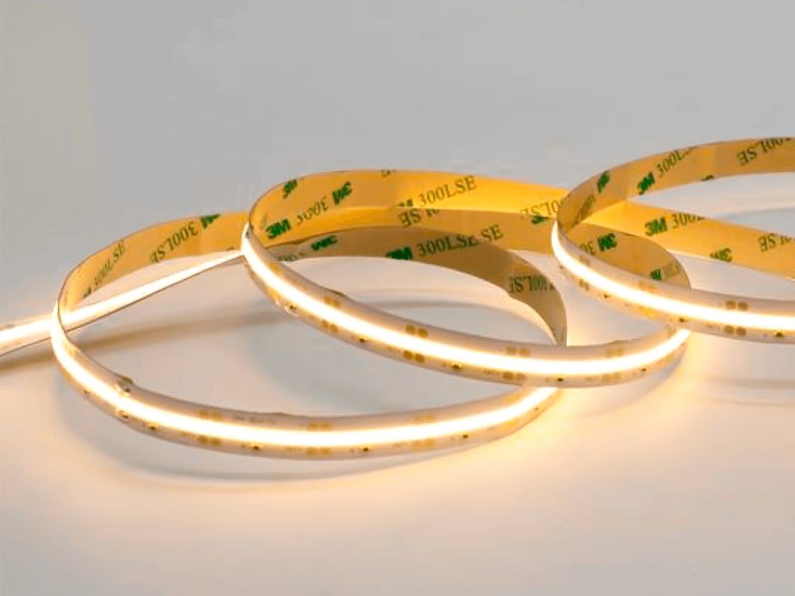 Yoqilgan holatdagi COB LED lenta, yaqin planda