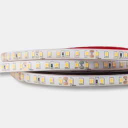O‘ralgan SMD2835 lenta — LED diodlarning yirik plandagi ko‘rinishi