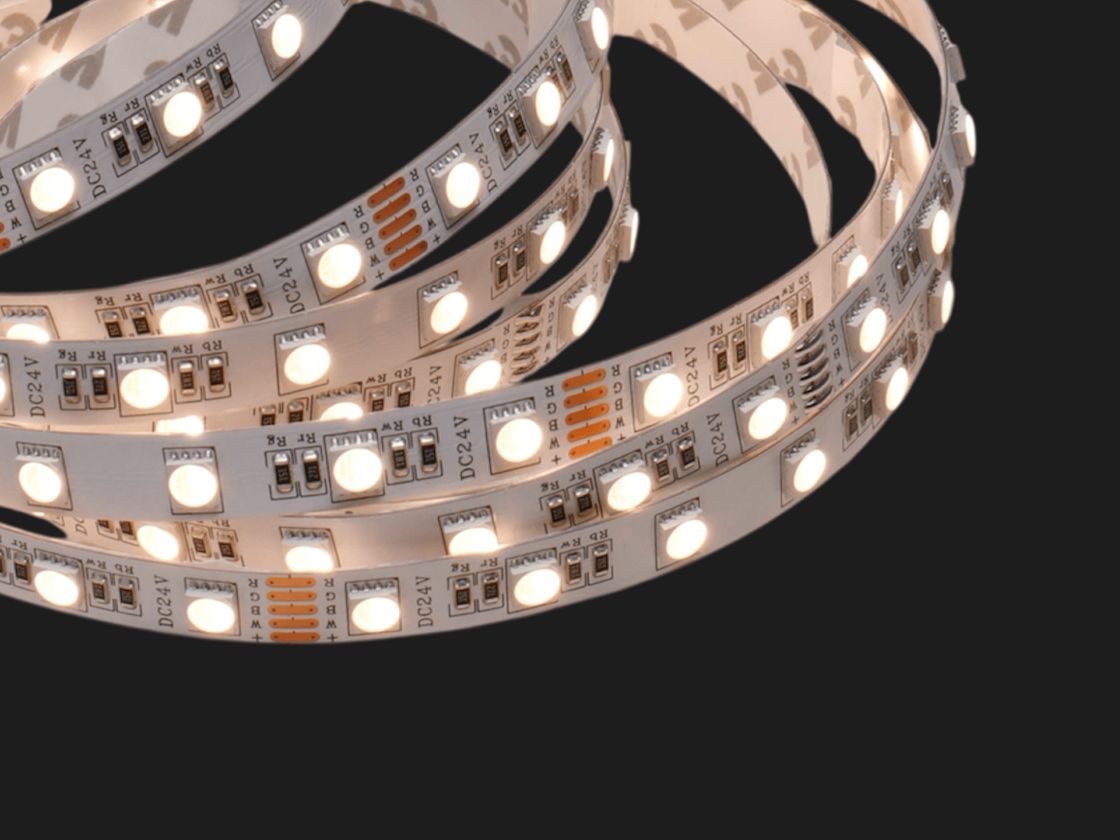 G‘altakdagi 5050 LED lenta, iliq oq rangda yoritish
