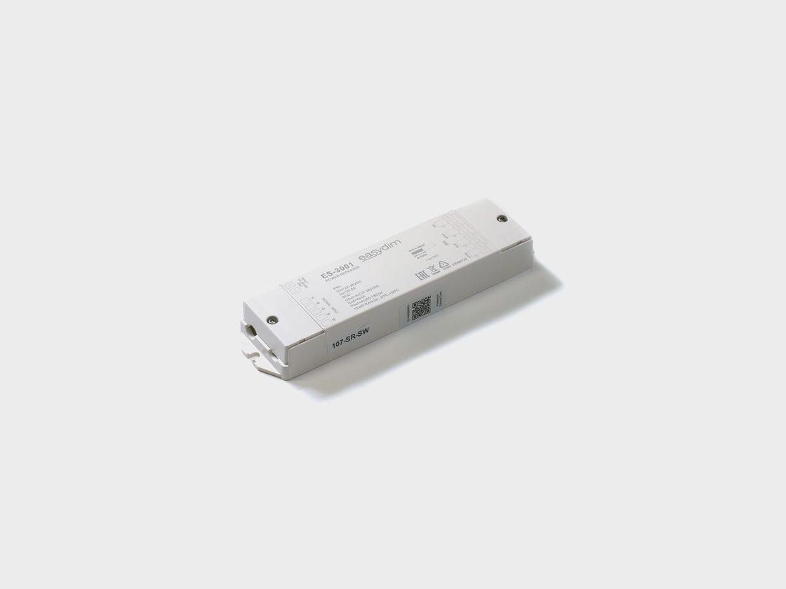 EasyDim ES-3001 quvvat kuchaytirgichi, yuqoridan burchak ostida ko‘rinishi