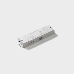 EasyDim ES-3001 quvvat kuchaytirgichi, yuqoridan burchak ostida ko‘rinishi