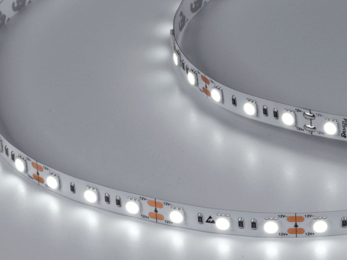 12V LED lenta yoqilgan holatda, sovuq oq yorug‘lik, yirik planda