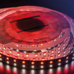 RGB+oq LED lenta g‘altagi, qizil rangda yoritish