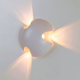 Настенный LED светильник белый, световые лучи на стене