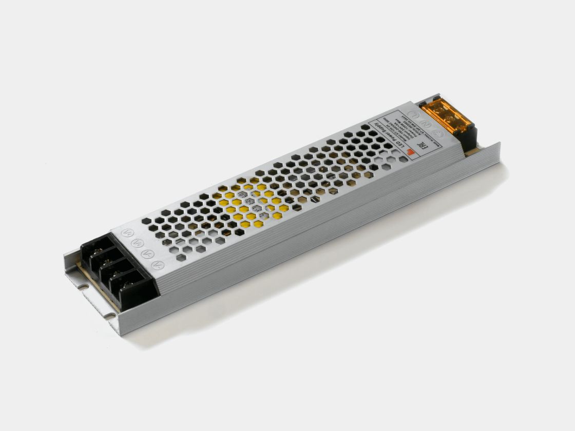 Metall korpusli 24V ultrayupqa quvvat manbai
