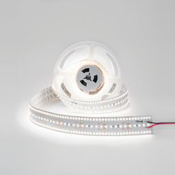 Лента SMD 2835 крупным планом, подключение двумя проводами
