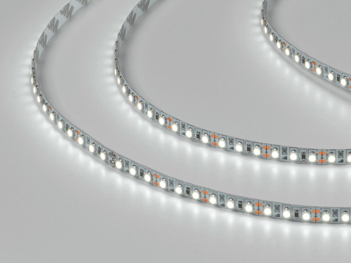 SMD3528 LED lentasi ishlayotgan holatda, sovuq oq yorug‘lik