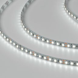 SMD3528 LED lentasi ishlayotgan holatda, sovuq oq yorug‘lik