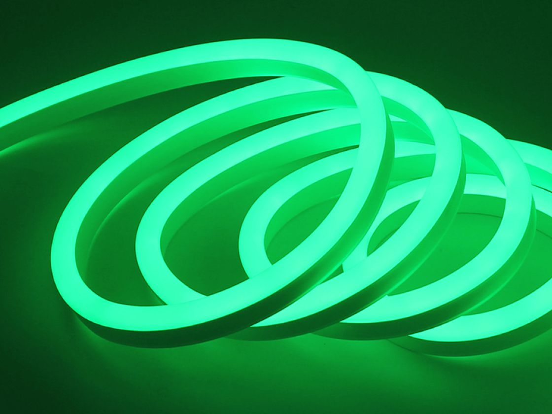 Yashil SWG neon lentasi — yorug‘lik taratib turgan o‘rama fonida