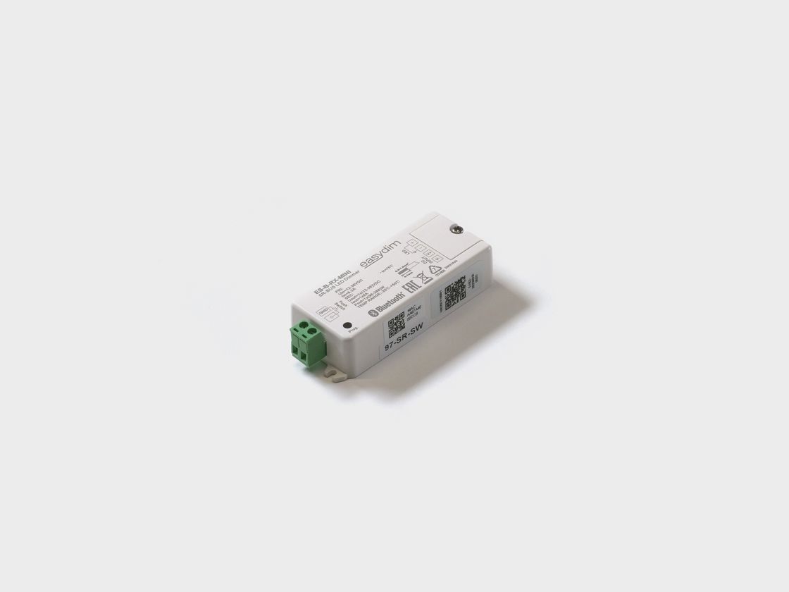 Oq fon ustida ES-B-RX-MINI kontrolleri, umumiy ko‘rinish