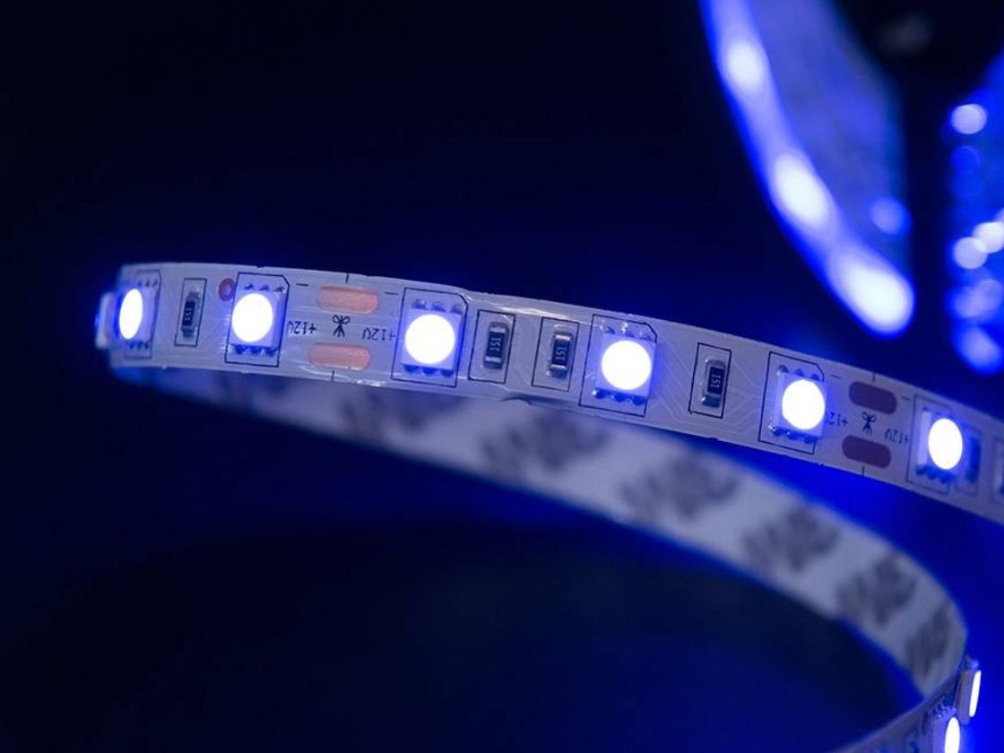 SMD5050 12V ko‘k LED lenta — yaqin plandagi ko‘rinish