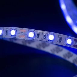 SMD5050 12V ko‘k LED lenta — yaqin plandagi ko‘rinish