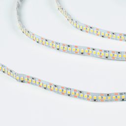 Светодиодная лента SMD2835 204 LED/м крупный план