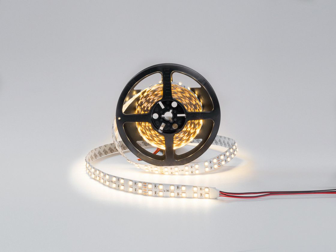SMD5050 LED lenta g‘altagi, iliq oq rang — yoqilgan holatda