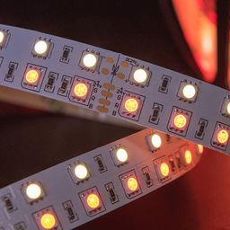 SMD5050 RGBW LED lenta ishlash jarayonida, iliq rangdagi yoritish ohanglari