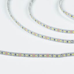 Oq fon ustida yirik ko‘rinishda SMD2835 LED lenta
