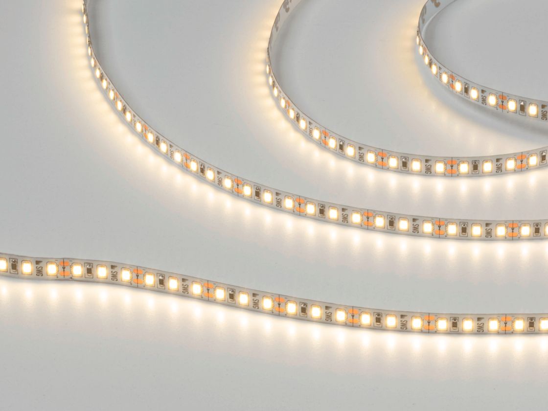 Светящаяся светодиодная лента SMD2835 нейтрального белого света, крупный план