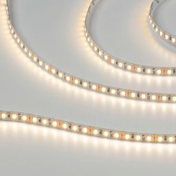Светящаяся светодиодная лента SMD2835 нейтрального белого света, крупный план