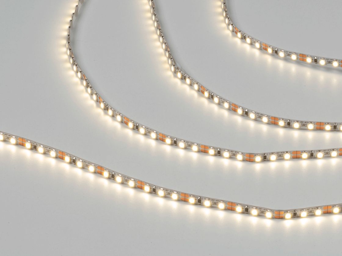 Включённая светодиодная лента SMD3528 с нейтральным белым свечением, крупный план