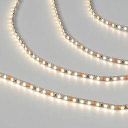 Включённая светодиодная лента SMD3528 с нейтральным белым свечением, крупный план